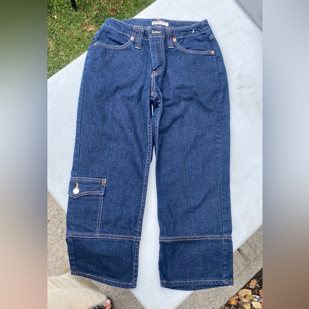 Unique Levi’s jeans. Red tag on pocket uniquely placed on pocket on Jean leg!